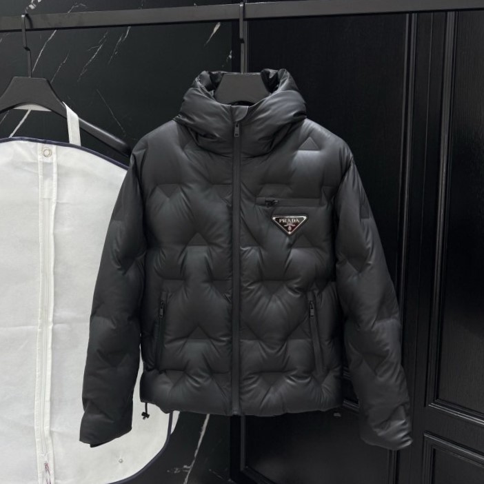 PRADA 프라다 트라이앵글 엠보 다운 패딩 자켓