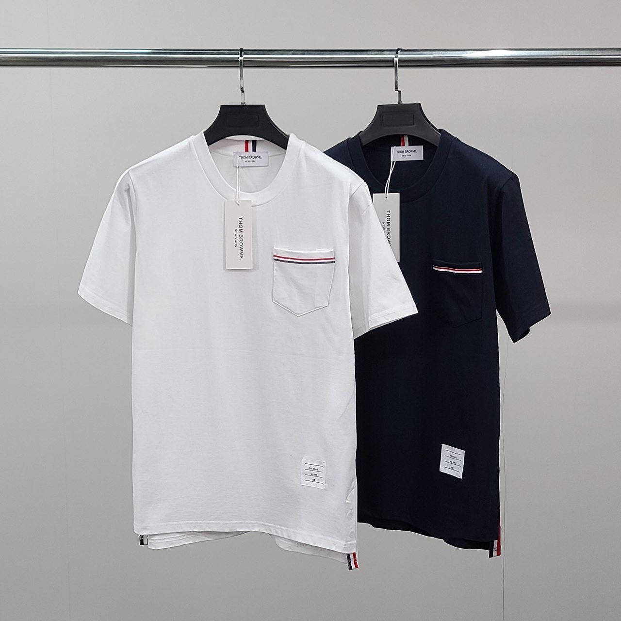 THOM BROWNE 톰브라운 넥삼선 브이넥 반팔티