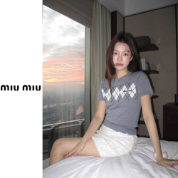 MIUMIU 미우미우 아가일 라운드니트 2COLOR