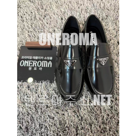 여*영 고객님 프라다 트라이앵글 브러시드 가죽 로퍼