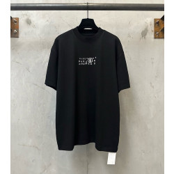 MAISON MARGIELA 메종마르지엘라 캘린더로고 티셔츠 2COLOR