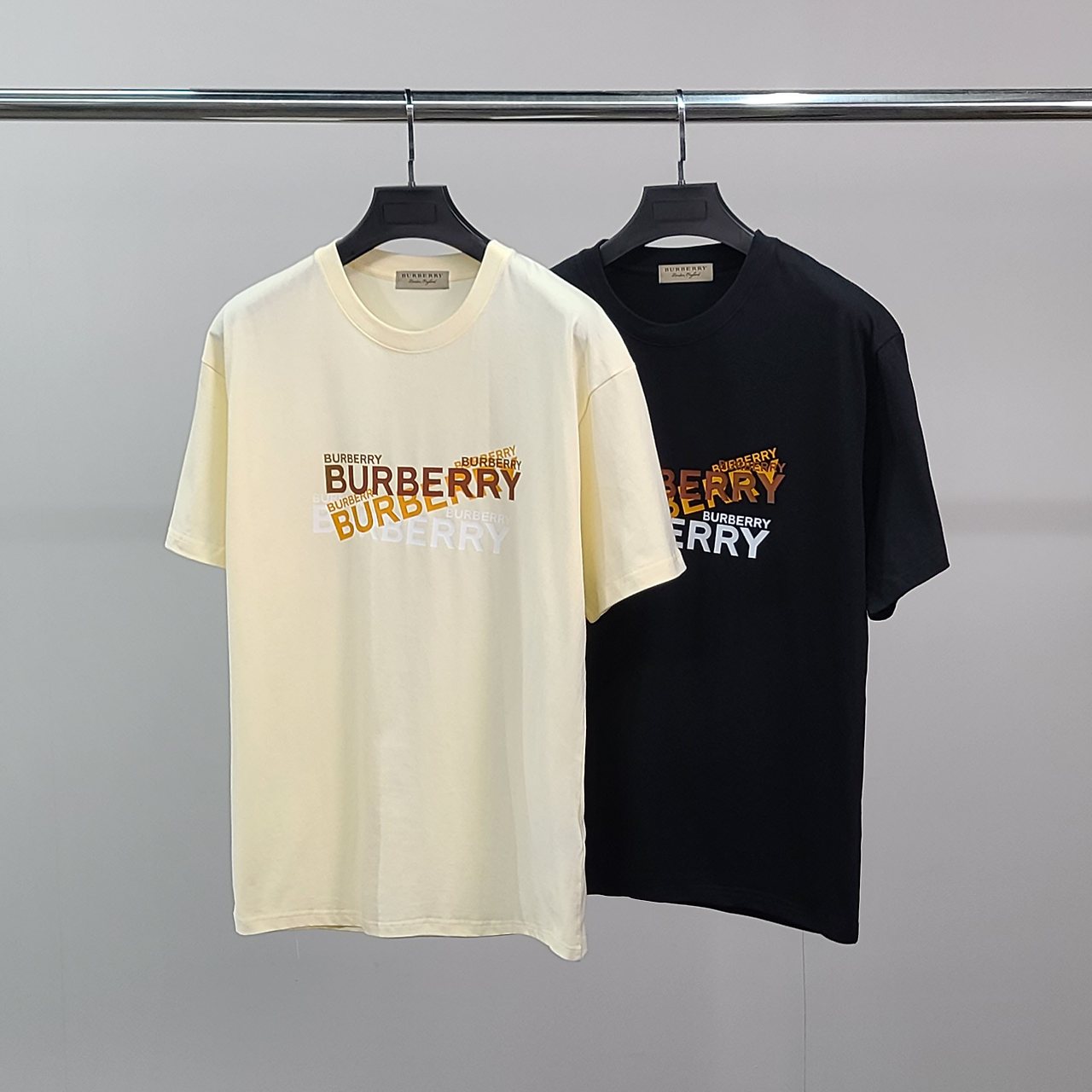 ●8월 판매 9위● BURBERRY 버버리 멀티레터링 코튼 반팔티