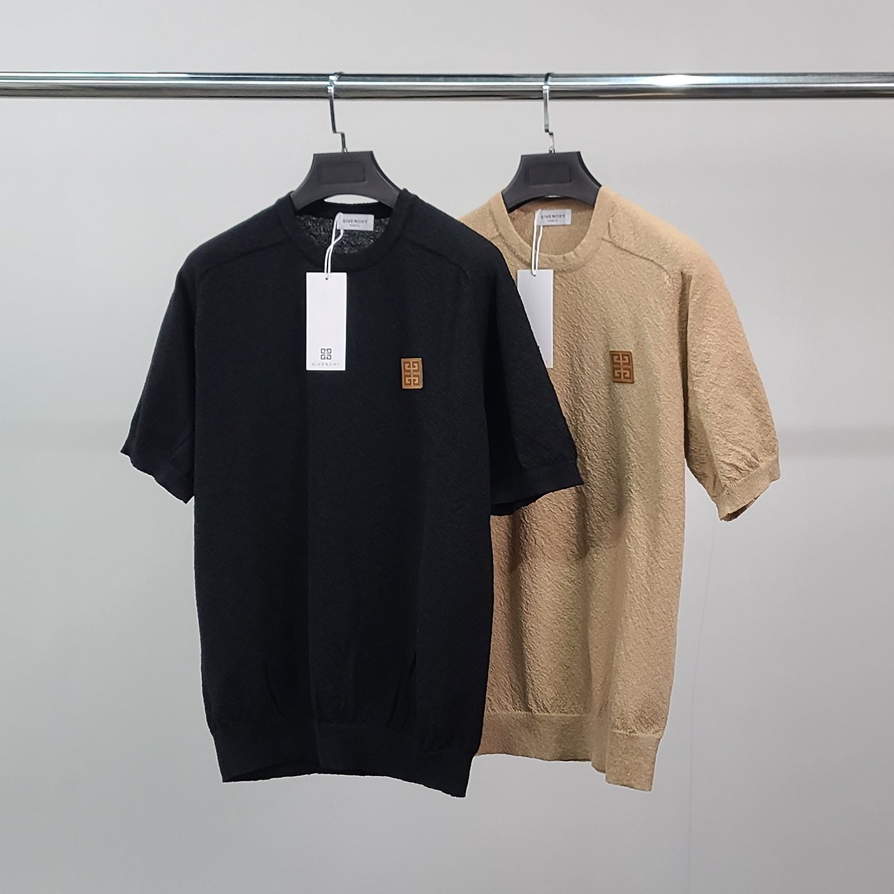 GIVENCHY 지방시 레더탭 부클 라운드 반팔 니트