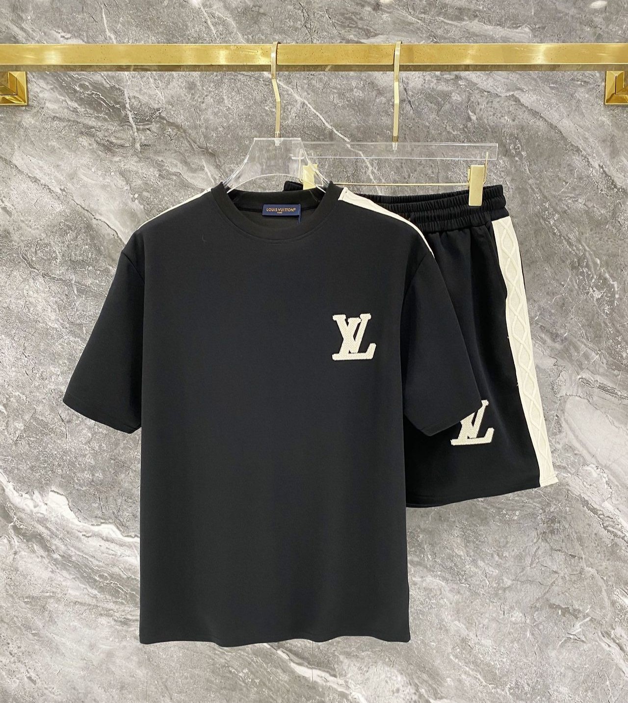 LOUIS VUITTON 루이비통 607105 시그니처 자수 로고 반팔&반바지 세트 2COLOR