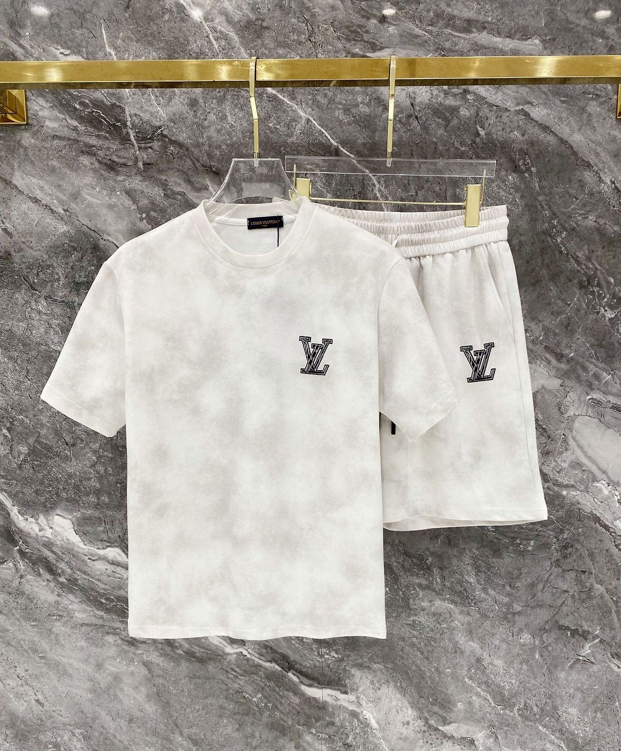LOUIS VUITTON 루이비통 607129 시그니처 자수 로고 타이다이 반팔&반바지 세트