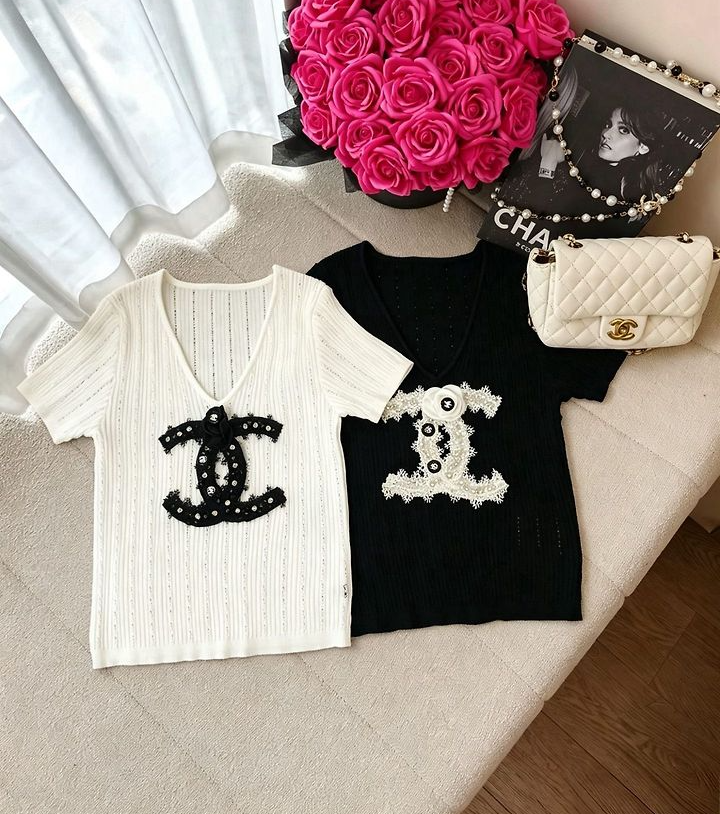 ●8월 판매 8위● CHANEL 샤넬 1070 카멜리아 CC 자수 로고 니트 반팔 2COLOR