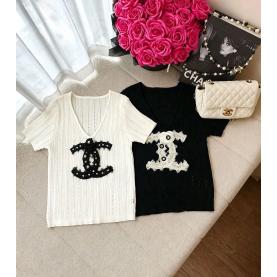 ●8월 판매 8위● CHANEL 샤넬 1070 카멜리아 CC 자수 로고 니트 반팔 2COLOR